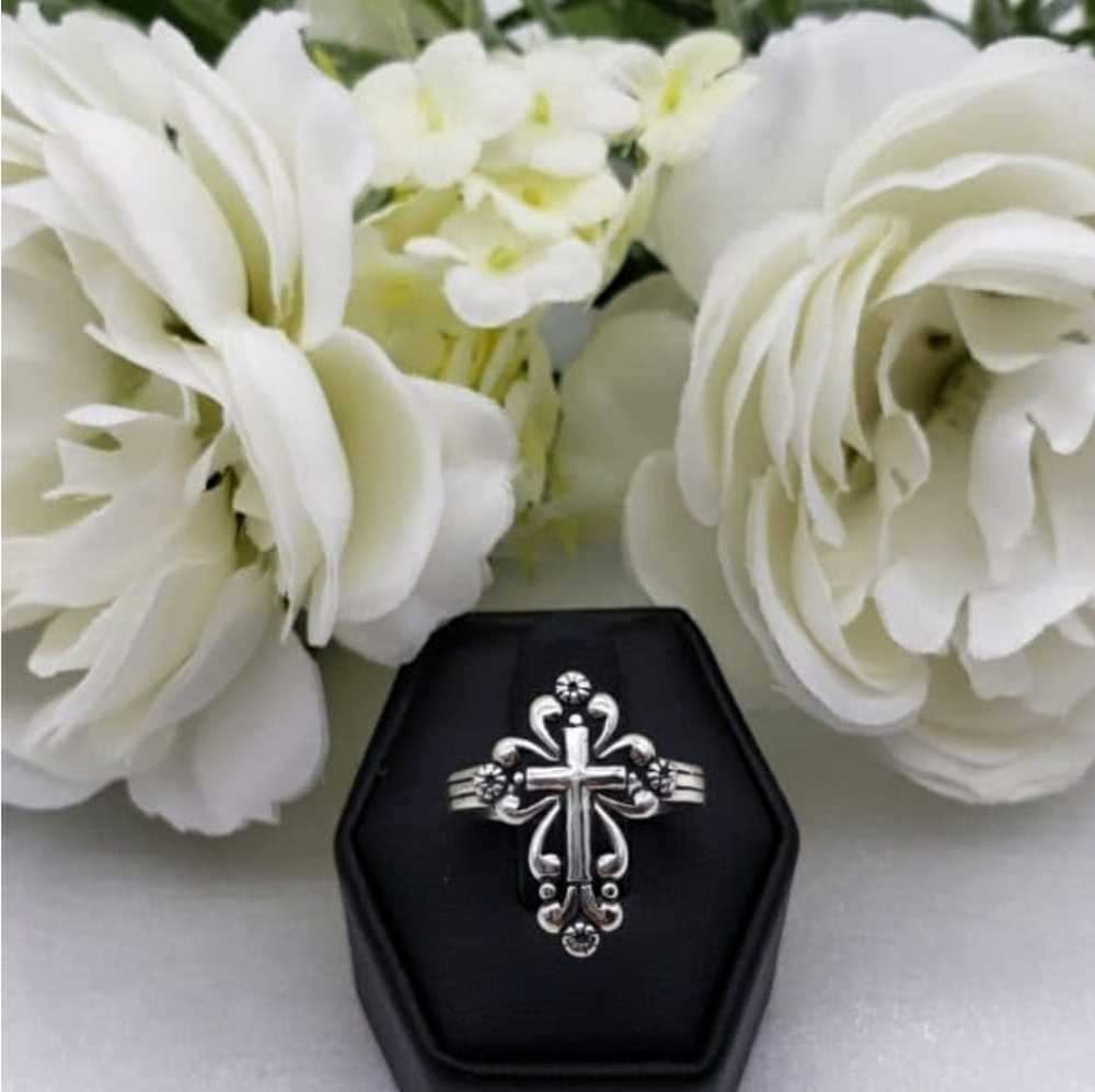 🥰 🥰VINTAGE CROSS STERLING SILVER RING - Picture 2 of 4